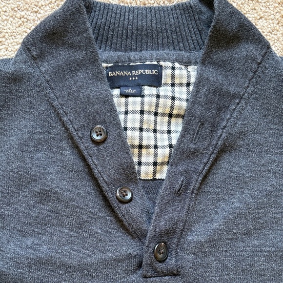 Banana Republic Men’s Charcoal Shawl Collar Henley Sweater - Picture 4 of 8